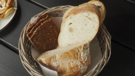 pan europeo recién horneado en una mesa de desayuno al aire libre