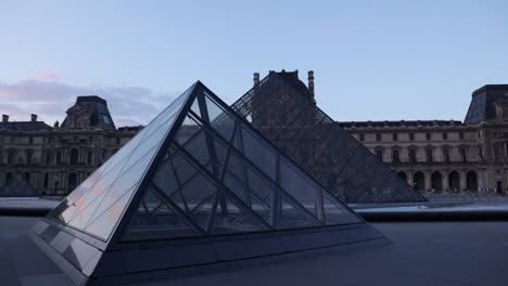 Parallaxe-Der-Pyramide-Des-Louvre-Museums,-Die-Mit-Einer-Langsamen-Bogenbewegung-Auf-Dem-Kardanring-Enthüllt-Wurde,-Am-Frühen-Morgen-Weitwinkelaufnahme-Mit-Niemandem