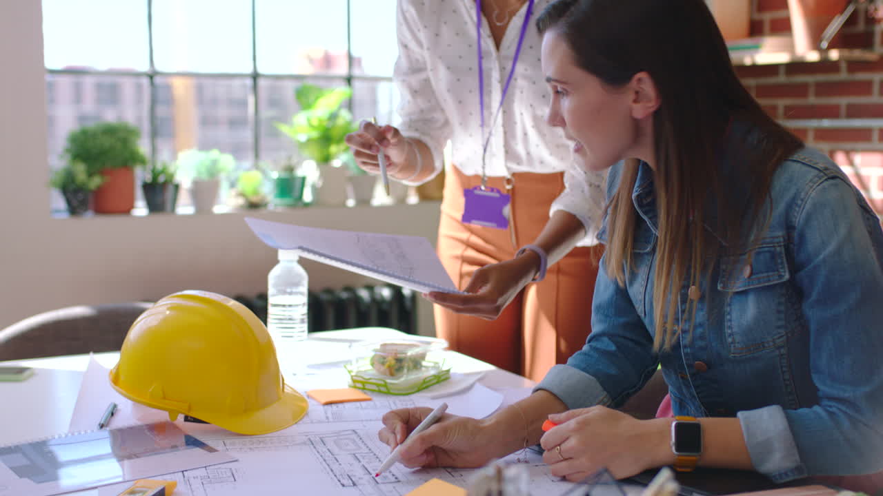 arquitecta, diseñadora o ingeniera mujer en oficina