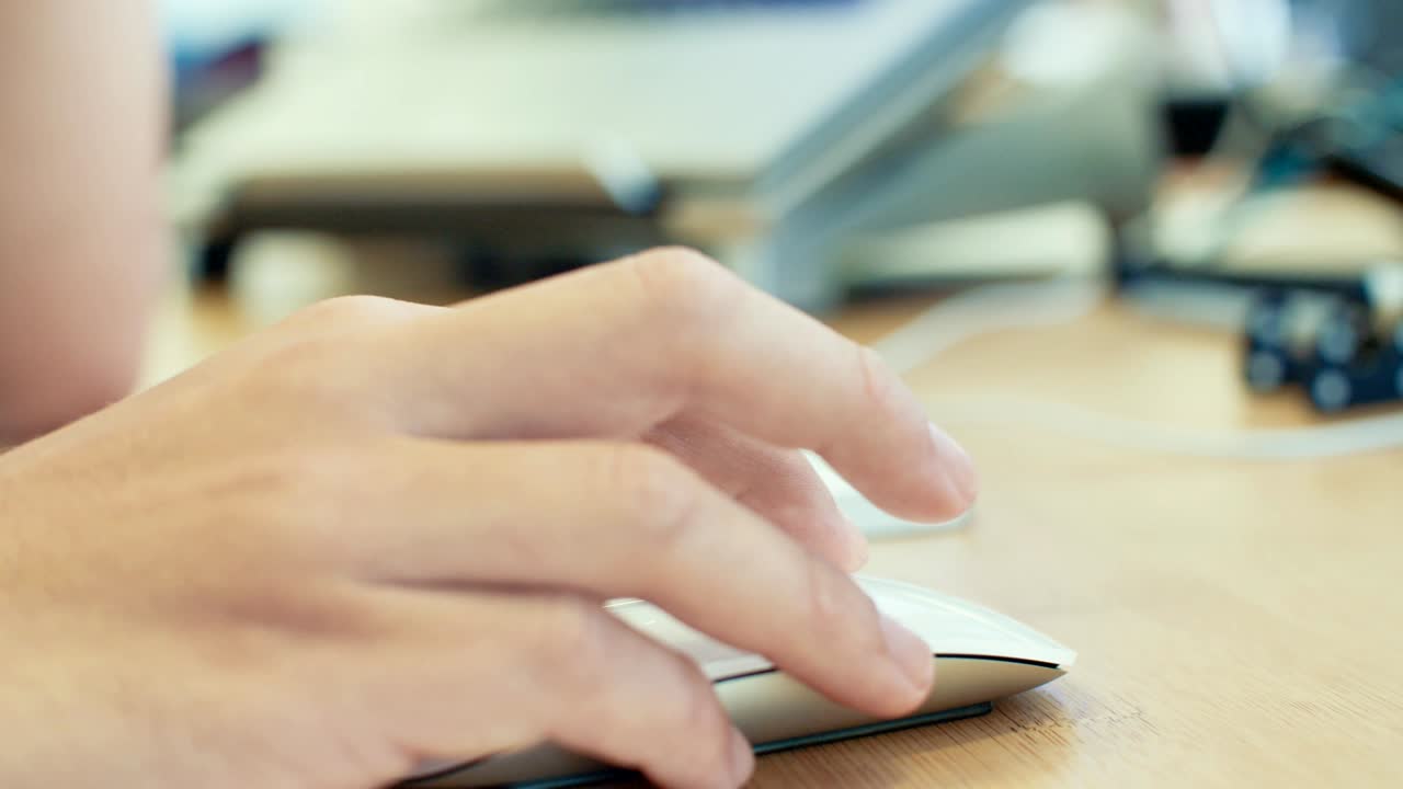 hombre trabajando con un ratón inalámbrico en un escritorio