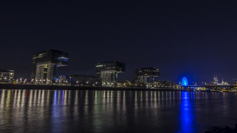 Das-Berühmte-Kranhaus-Im-Rheinauhafen-Köln-Bei-Nacht-Vom-Rhein-Aus-Gesehen---Zeitraffer