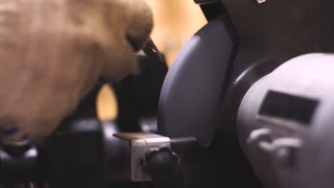 the work of the grinding wheel