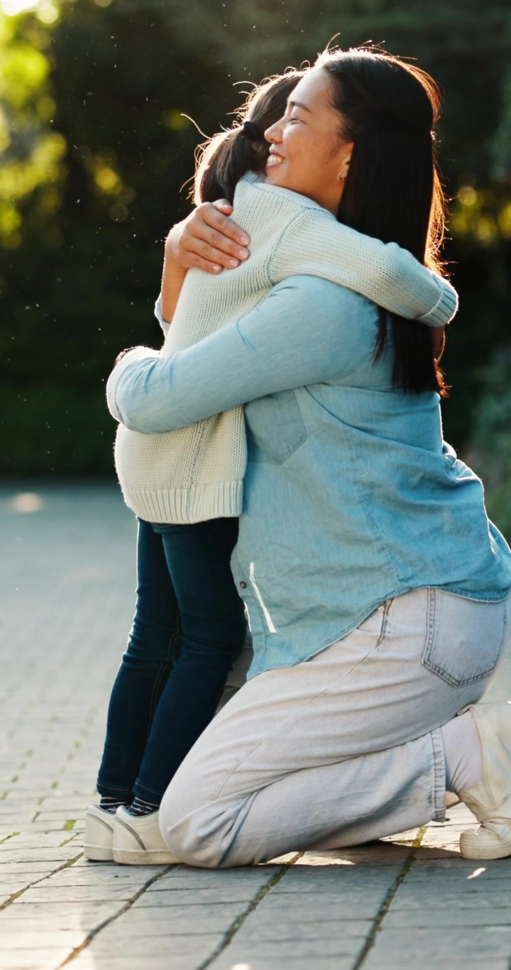 Madre e Figlia che si Abbracciano Calorosamente all'Aperto