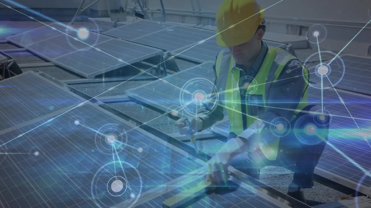 Teknisi Memasang Panel Surya dengan Overlay Data Digital