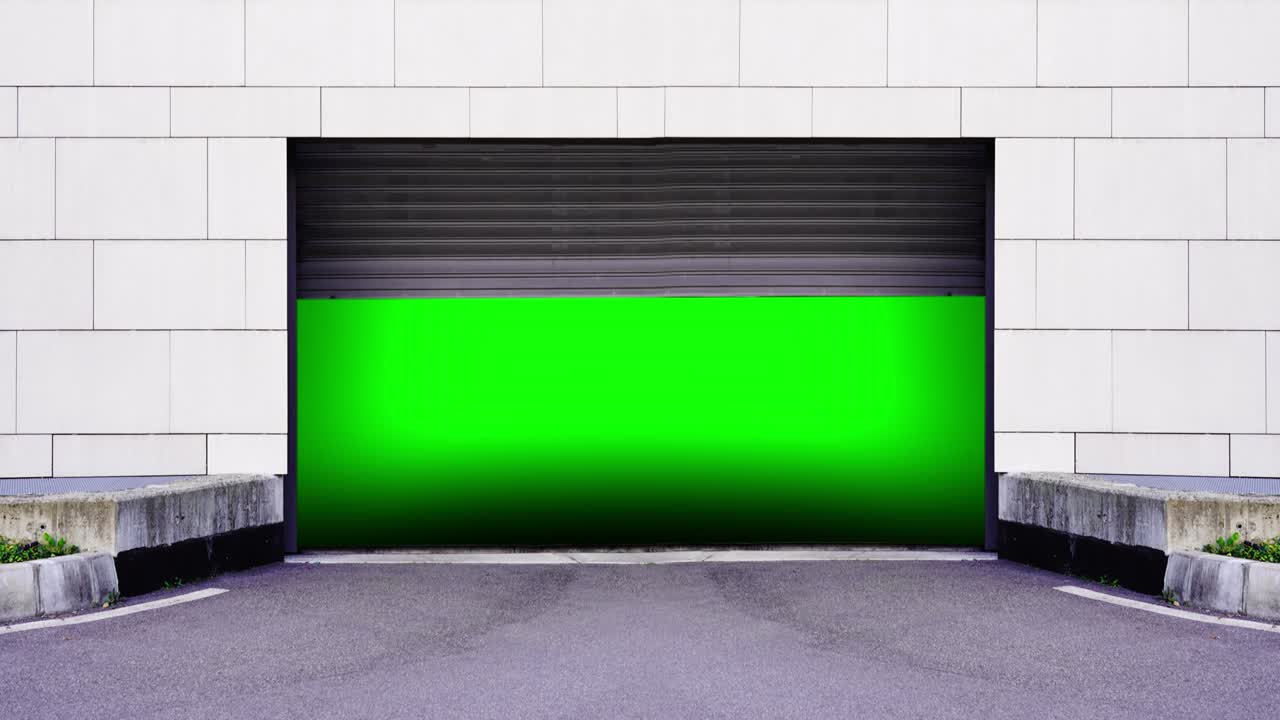 벽에 있는 검은색 셔터 게이트가 열리면 녹색 크로마키가 나타납니다.