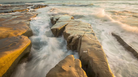 Poderosas-Olas-Del-Océano-Rompiendo-En-Afloramientos-Rocosos-En-La-Playa-De-San-Diego-En-Una-Puesta-De-Sol