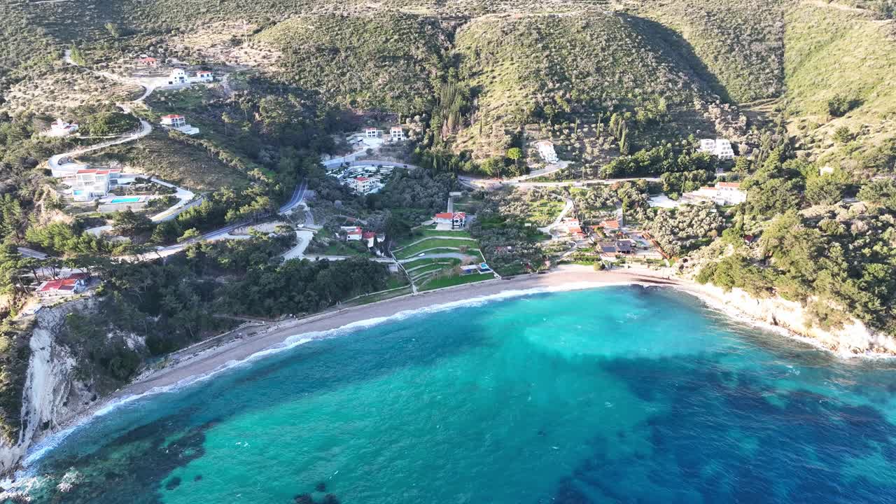 Filmato aereo della spiaggia tropicale di Tsamadou e della montagna sull'isola di Samos, Grecia