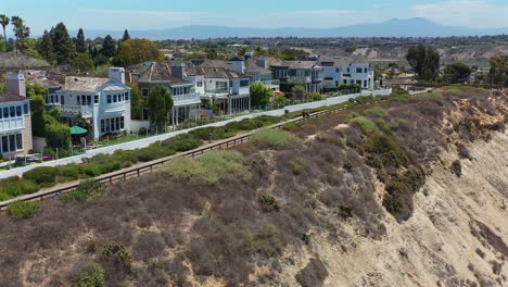 Aerial-view-of-high-end-housing,-atop-a-cliff,-in-Newport-Beach,-California