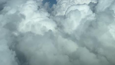 volando a través de nubes blancas en un cielo azul