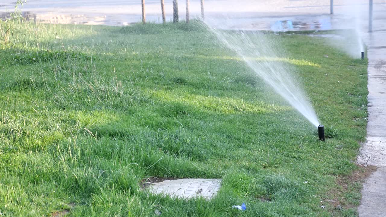 Sistema di irrigazione che annaffia un prato