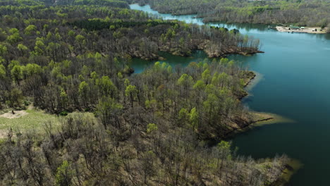 Revelación-Aérea-Del-Lago-Glen-Springs-Y-Su-Entorno-Natural-En-Tennessee,-Estados-Unidos