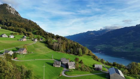 Luftaufnahme-Eines-Wunderschönen-Berghangs-über-Dem-Walensee