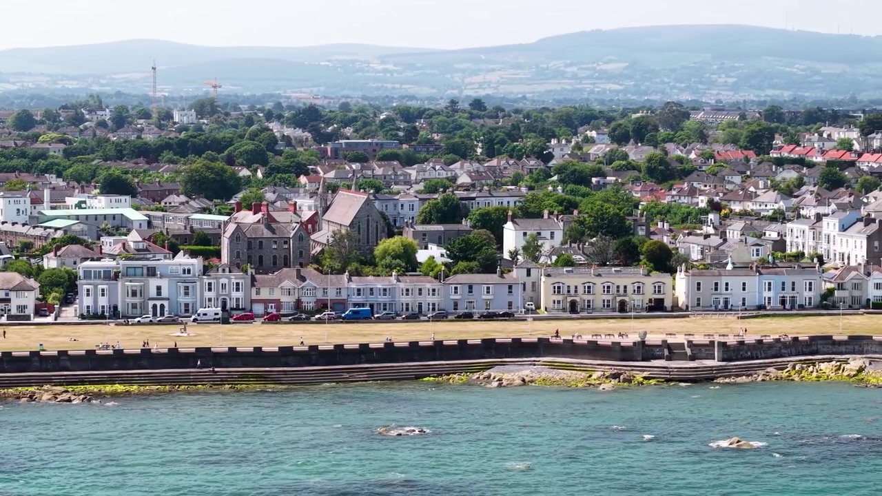 Splendida vista aerea di Dún Laoghaire Marine Parade e un'elegante architettura costiera