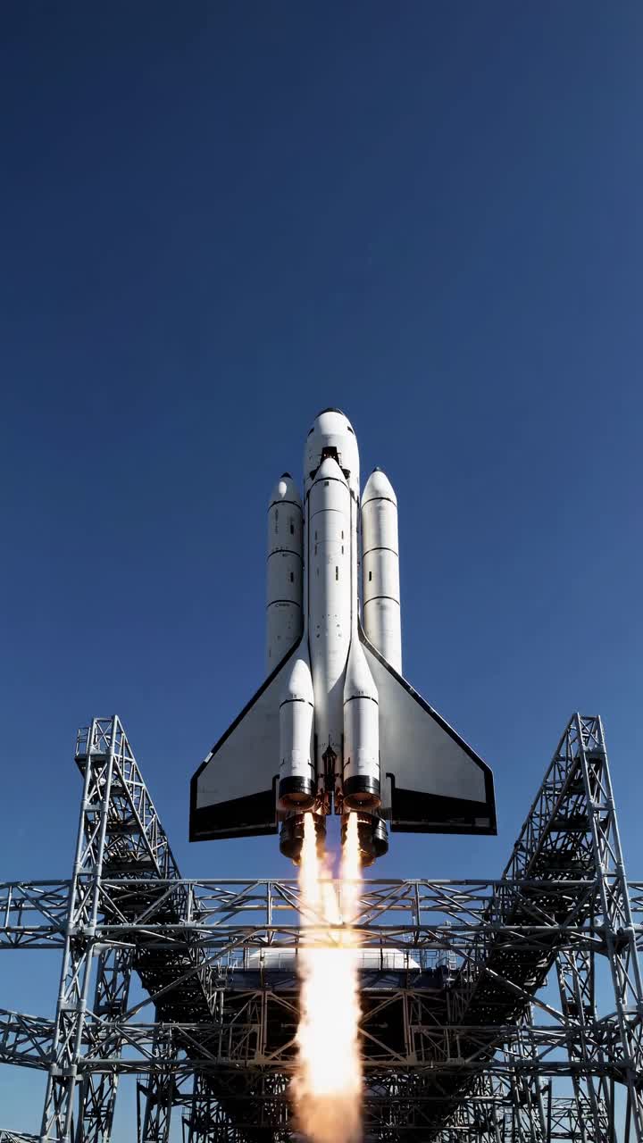 Acquisizione video dal basso di uno space shuttle che si lancia, che enfatizza la potenza e l'ascesa contro un cielo limpido