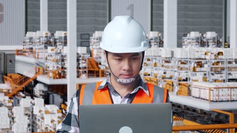 trabajador de almacén que utiliza una computadora portátil