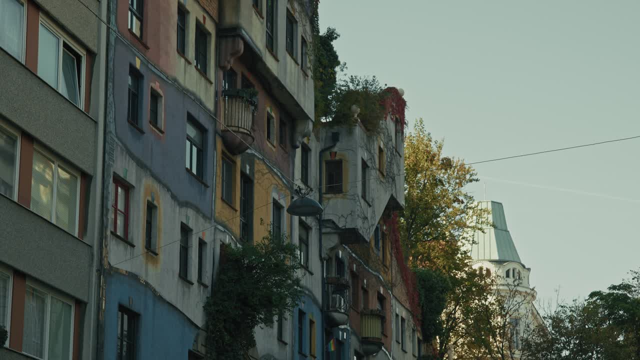 coloridos edificios de apartamentos con exuberante vegetación en viena bajo un cielo despejado