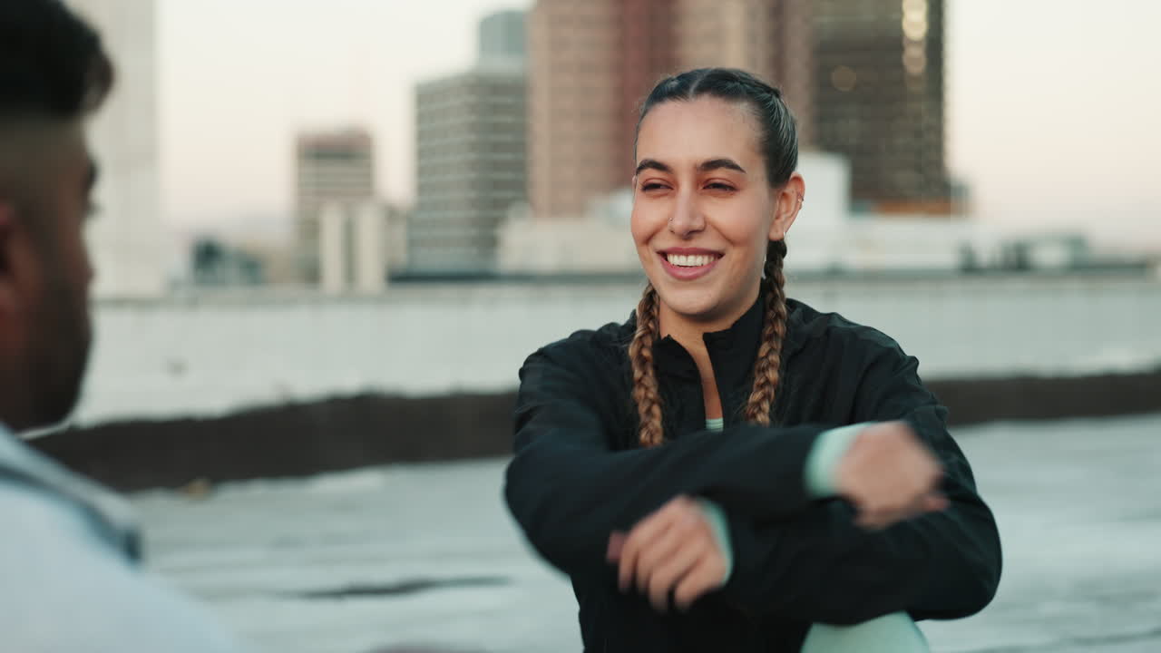 fitness, pareja y estiramiento en los deportes