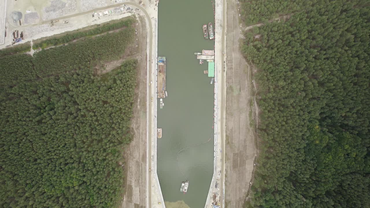 toma aérea de gran altitud de arriba hacia abajo del enorme proyecto de infraestructura: el canal de saliva del vistula, canal de envío para buques portacontenedores
