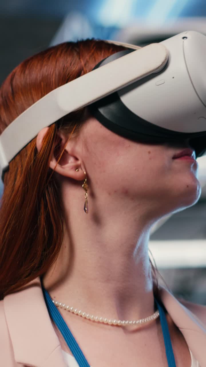 Video verticale. Monitoraggio del consumo energetico, visore VR e tecnico in un centro server.
