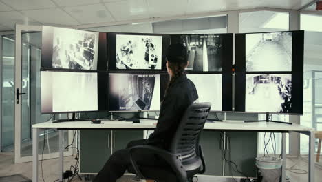guardia de seguridad en la sala de control