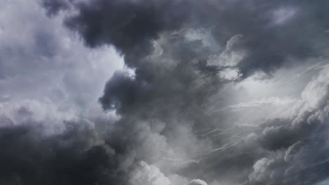 nubes de tormenta en la noche con relámpagos
