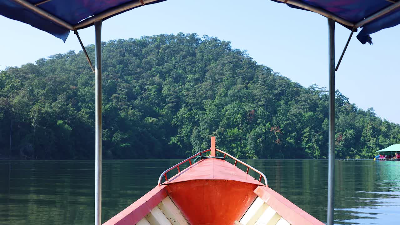 un barco moviéndose a través de un lago tranquilo y pintoresco