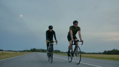 Zwei-Fitte-Radfahrer-Treten-Auf-Der-Straße-Gegeneinander-An