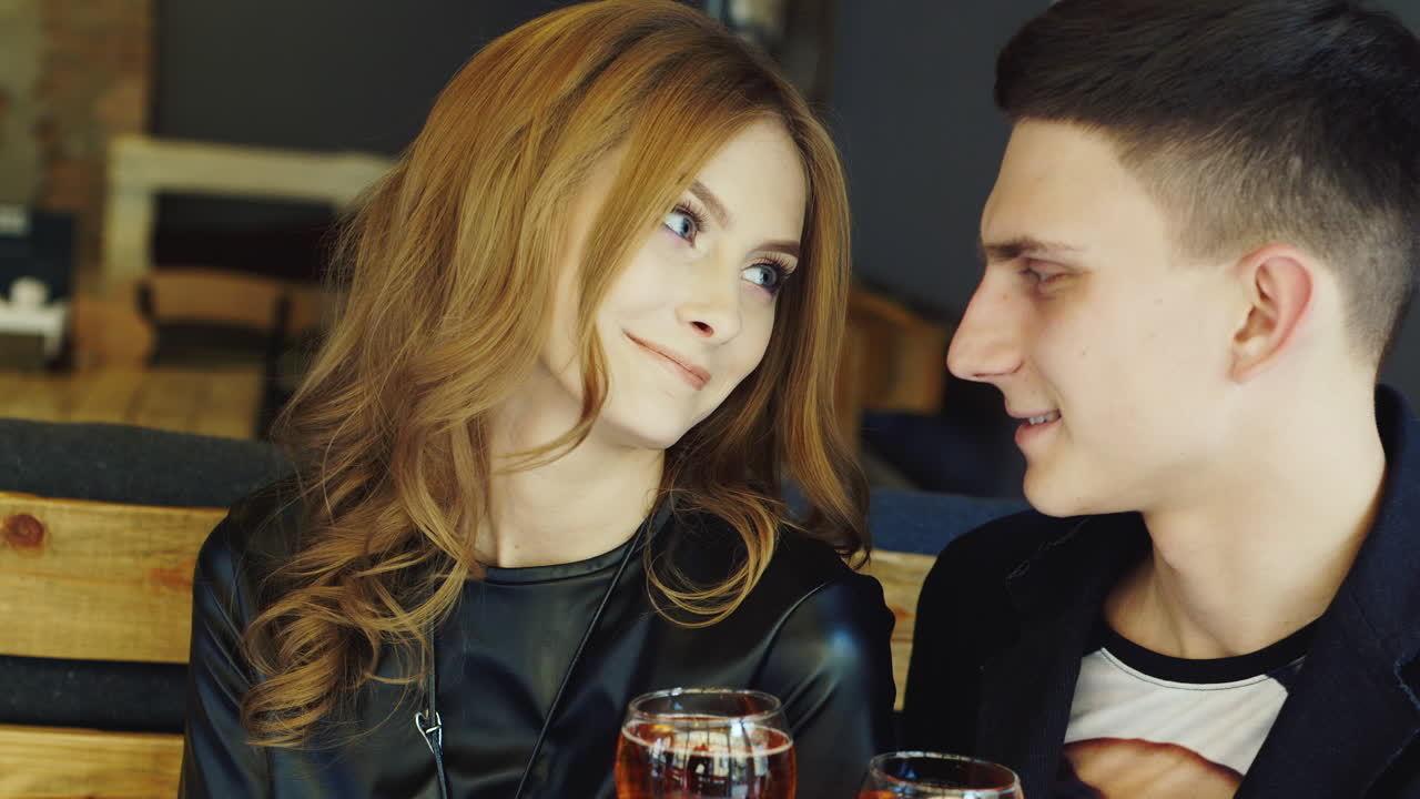 hombre y mujer tocan tiernamente sus cabezas admirándose