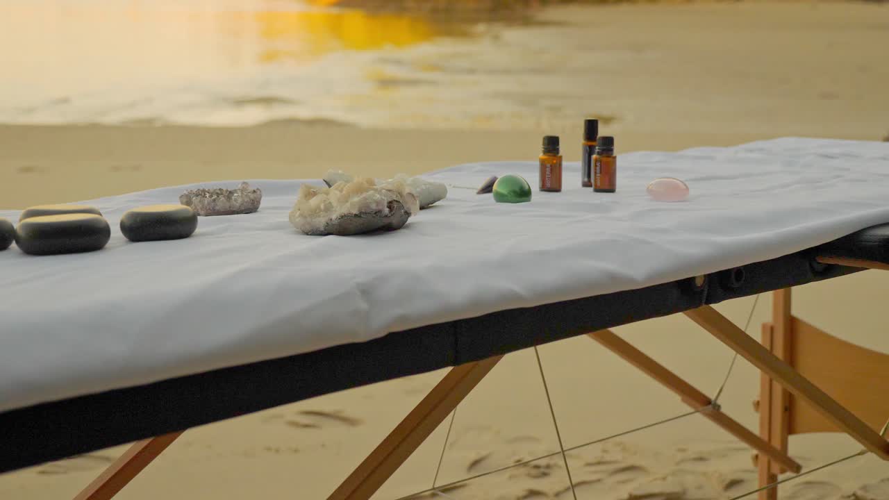 에센셜 오일, 크리스탈, 요니 에그 및 스톤이 있는 마사지 테이블