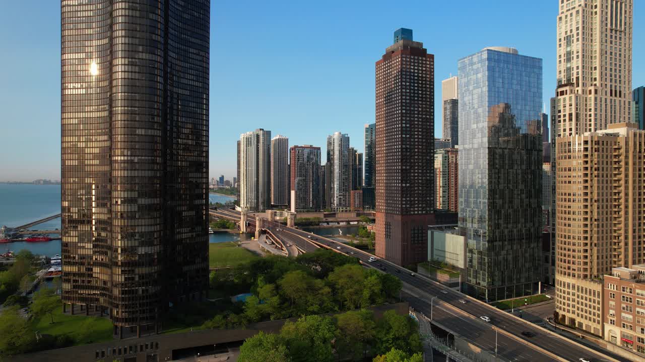 rascacielos de lujo de chicago con tráfico de la ciudad junto al lago michigan