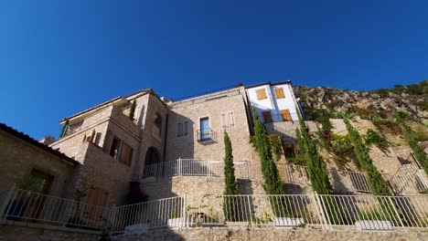 muros de palacio de piedra en un tranquilo pueblo mediterráneo, un paraíso turístico en la pintoresca y tranquila costa de lujo de albania.