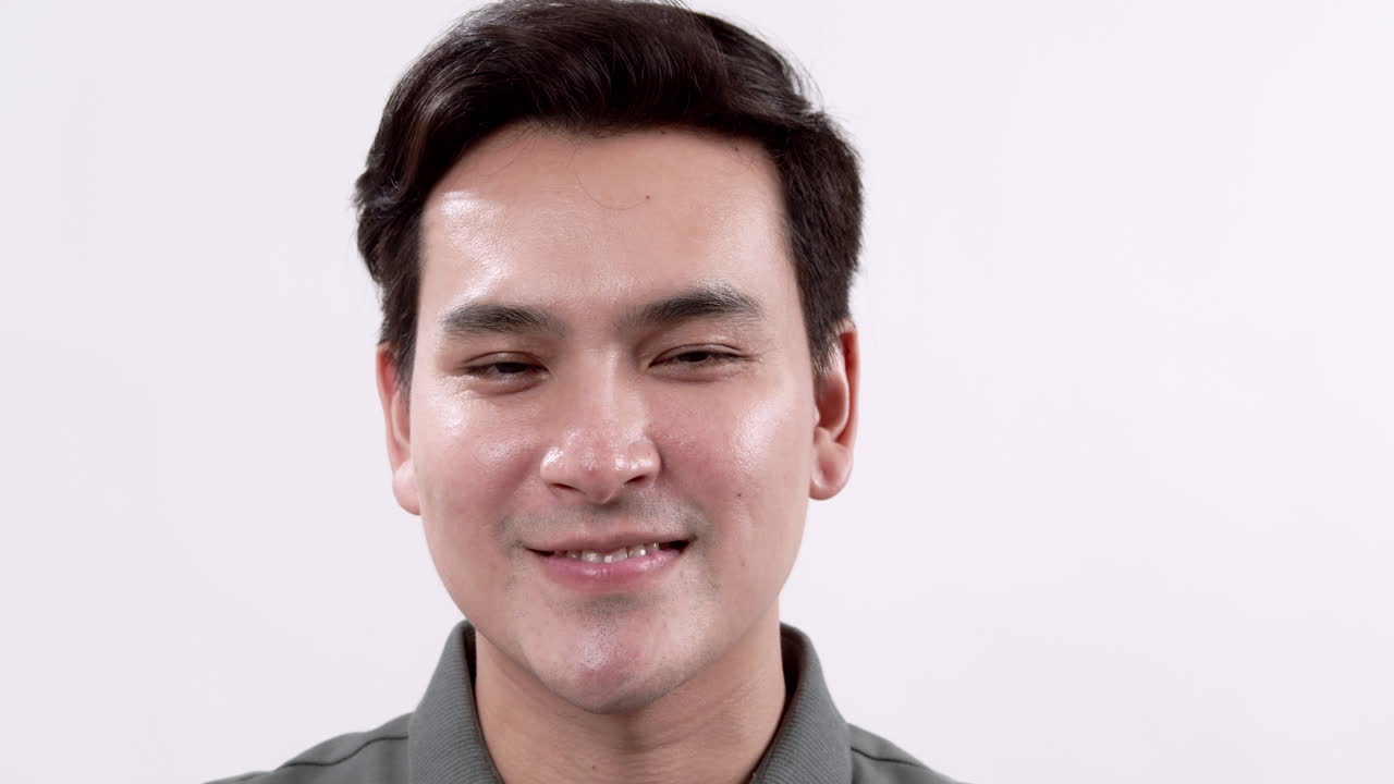 Panning from the left going to the right as the models turns from a serious expression to a smiling face.