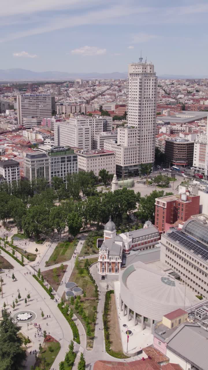 Paesaggio urbano di Madrid con Plaza de España al centro, ripresa aerea verticale