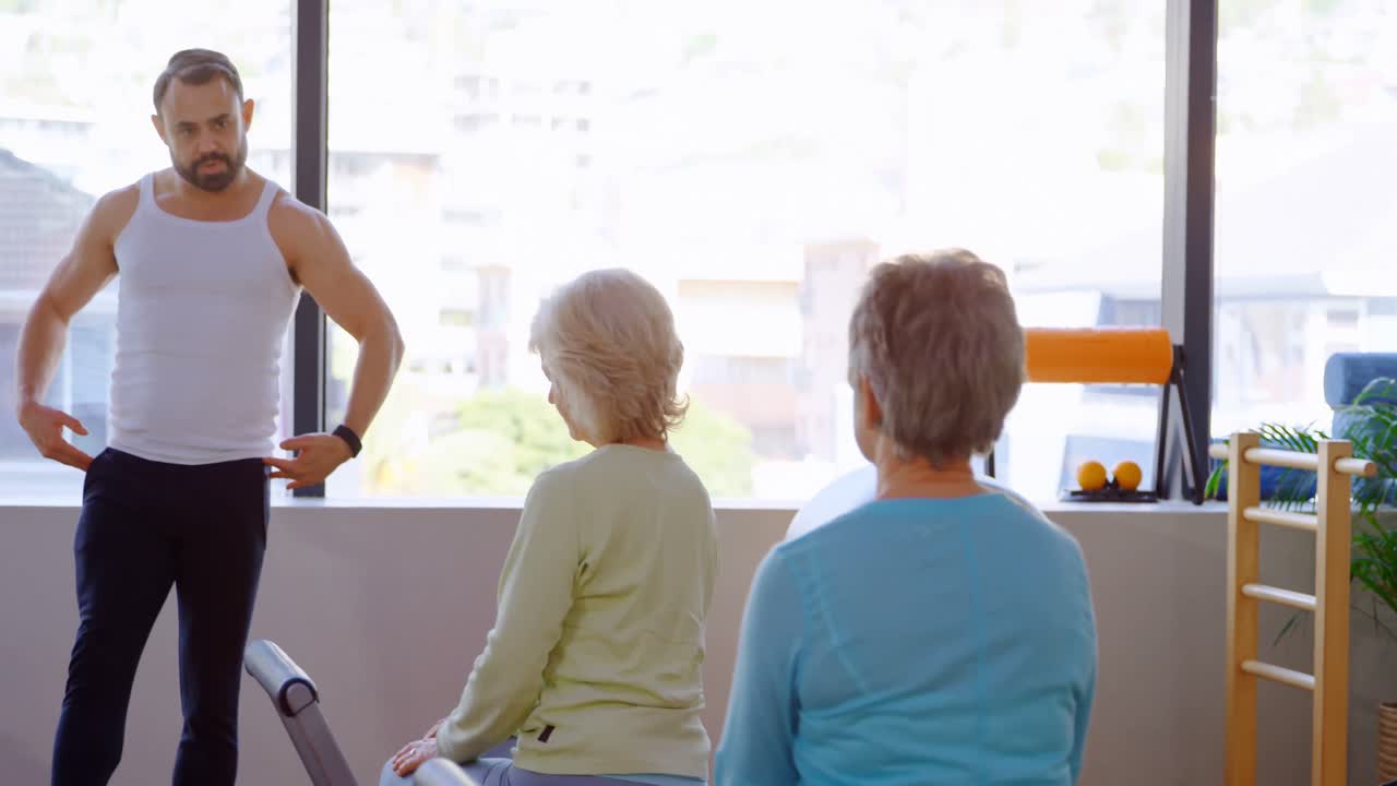 고령 여성 그룹을 지도하는 트레이너 4k