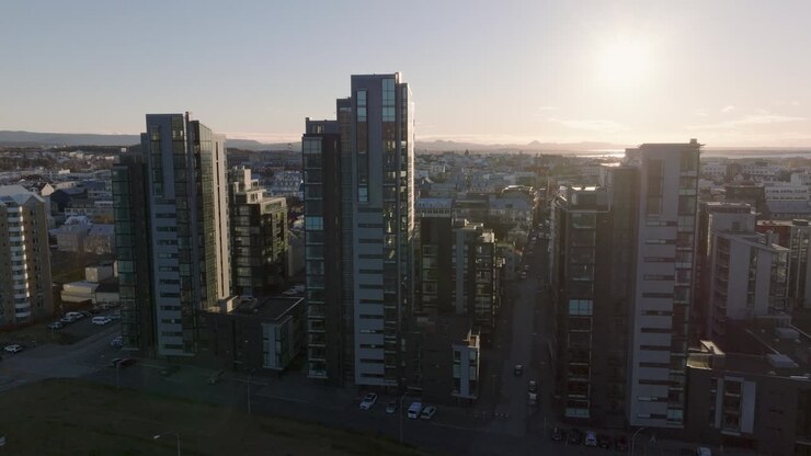 Edifícios de complexo de apartamentos na periferia do centro de Reykjavik durante o pôr do sol.