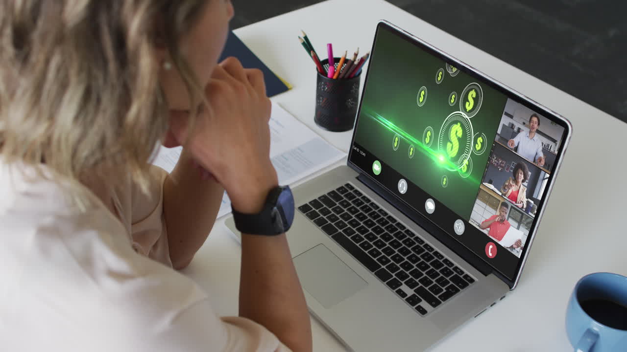 mujer de negocios caucásica que usa una computadora portátil para videollamadas con diversos colegas de negocios