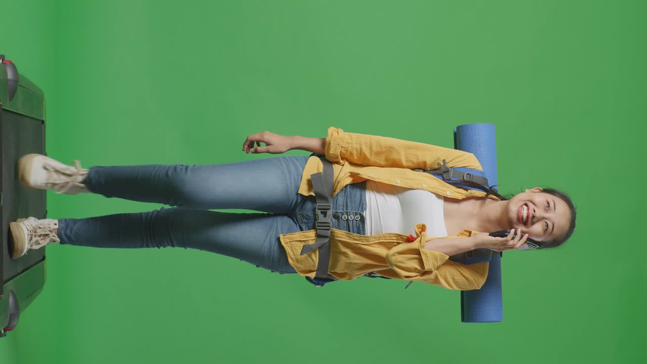 mujer viajera en pantalla verde