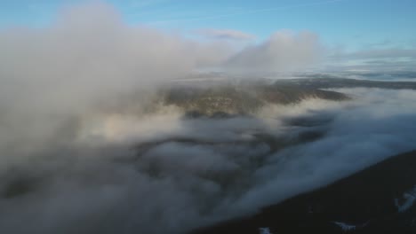 alejar imágenes de drones de un valle cubierto por nubes al amanecer