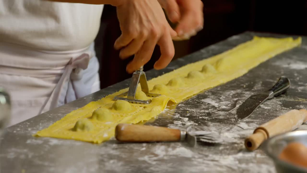 Padeiro usando carimbo de ravioli em padaria 4K