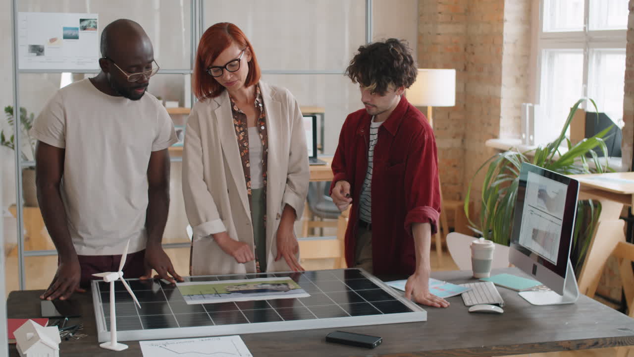 equipo multiétnico discutiendo la solución de energía alternativa en la oficina