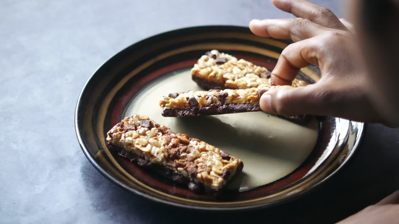 그라놀라 바를 가져오는 사람