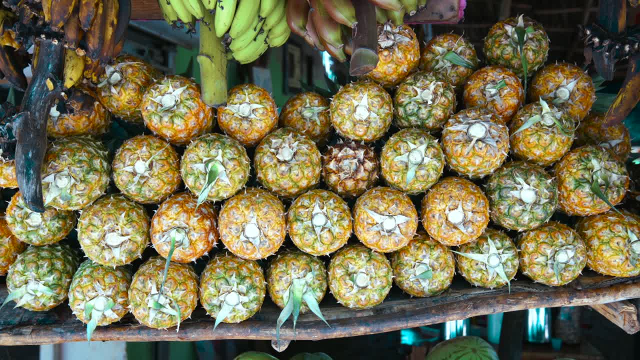 pila de piña en el supermercado en el mercado tropical al aire libre, península de samaná, república dominicana