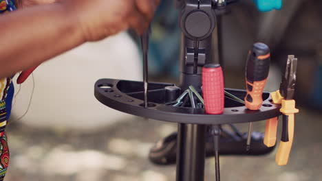 Mujer-Organizando-Herramientas-Para-Reparación-De-Bicicletas.