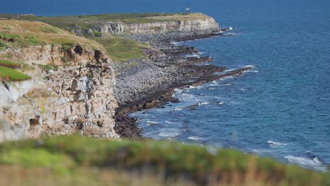 Soft-grass-covers-the-top-of-the-withered-cliffs