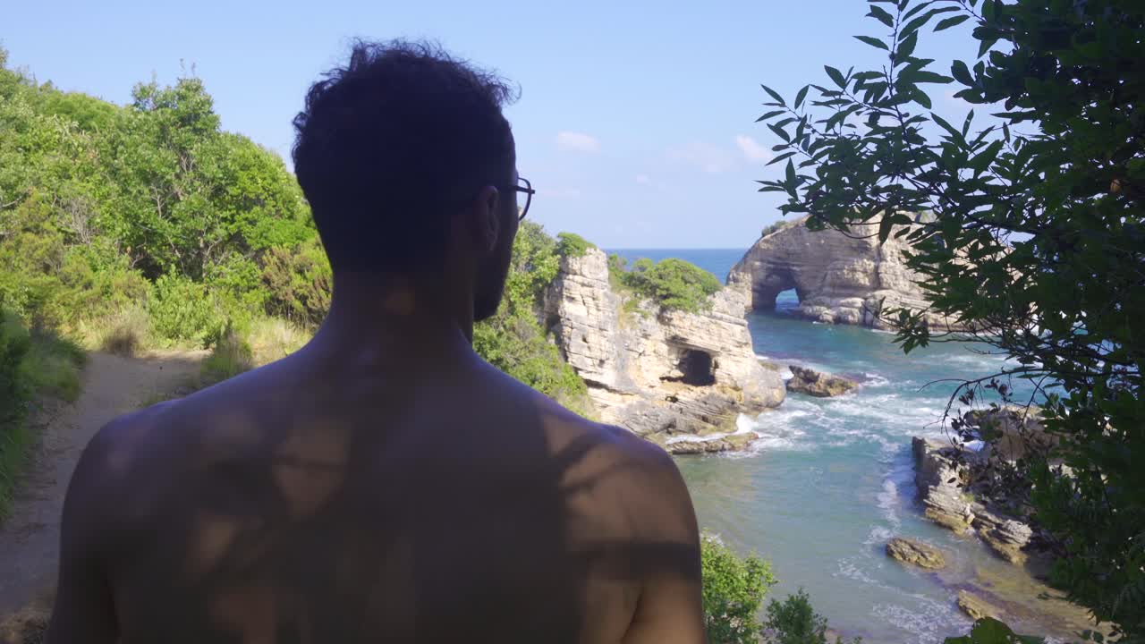 바다를 바라보는 젊은이.