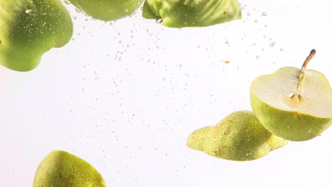 peras verdes en agua