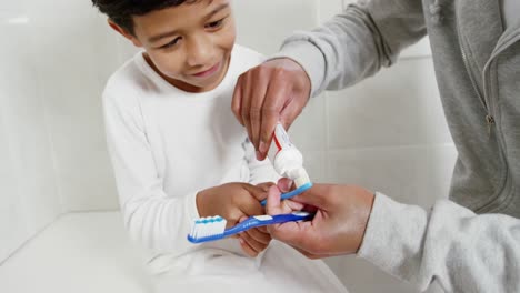 padre e hijo cepillándose los dientes en el baño