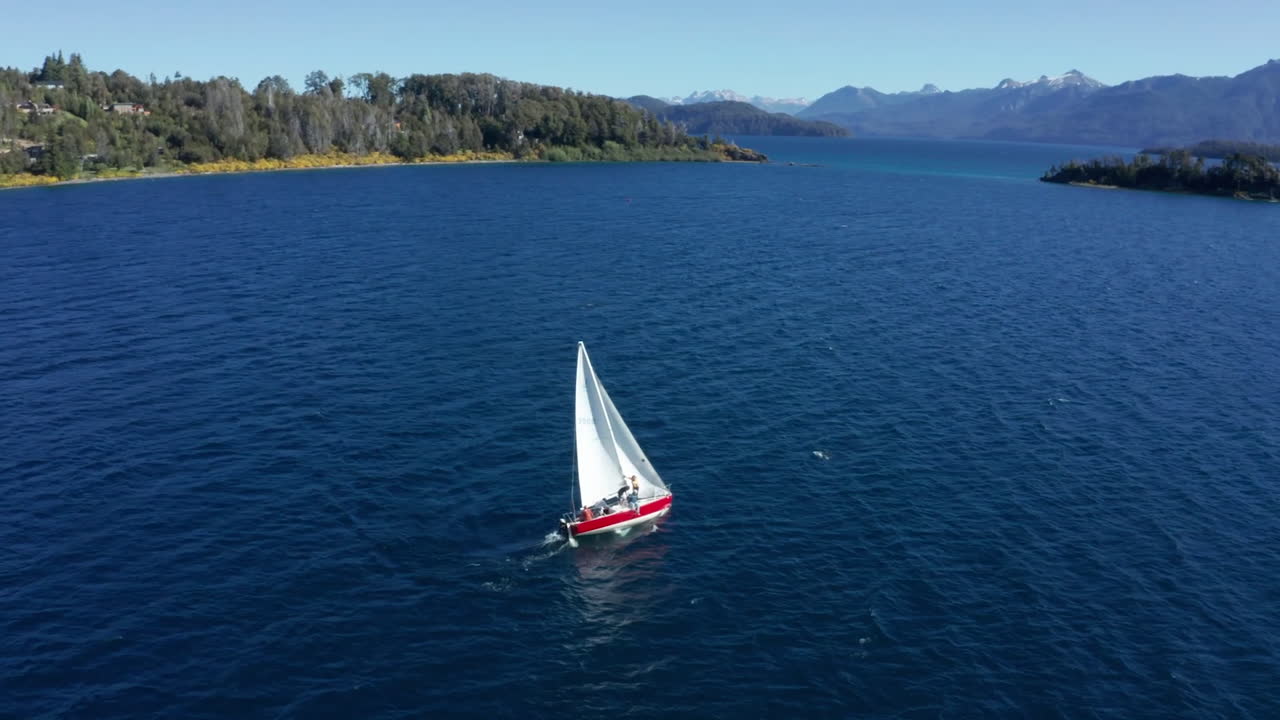 antena - velero en el lago correntoso, neuquen, argentina, tiro giratorio