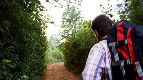 un primer plano de un excursionista caminando