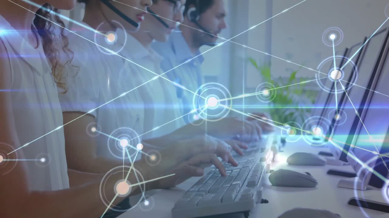 Operatori di call center che rispondono alle chiamate mentre un nodo di rete appare su un secondo monitor collegando le tastiere.